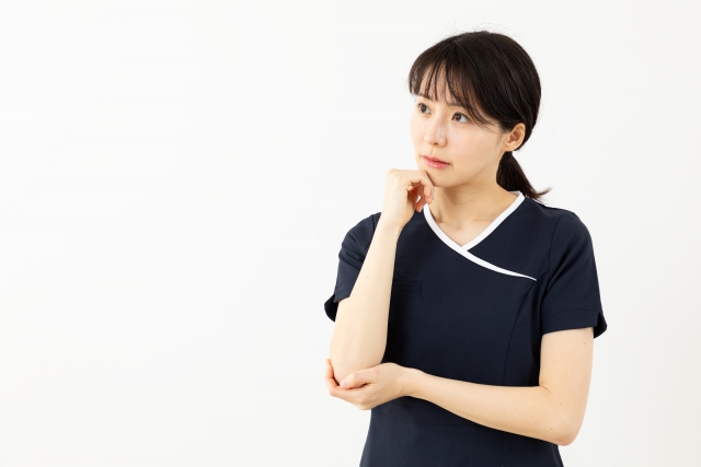考える